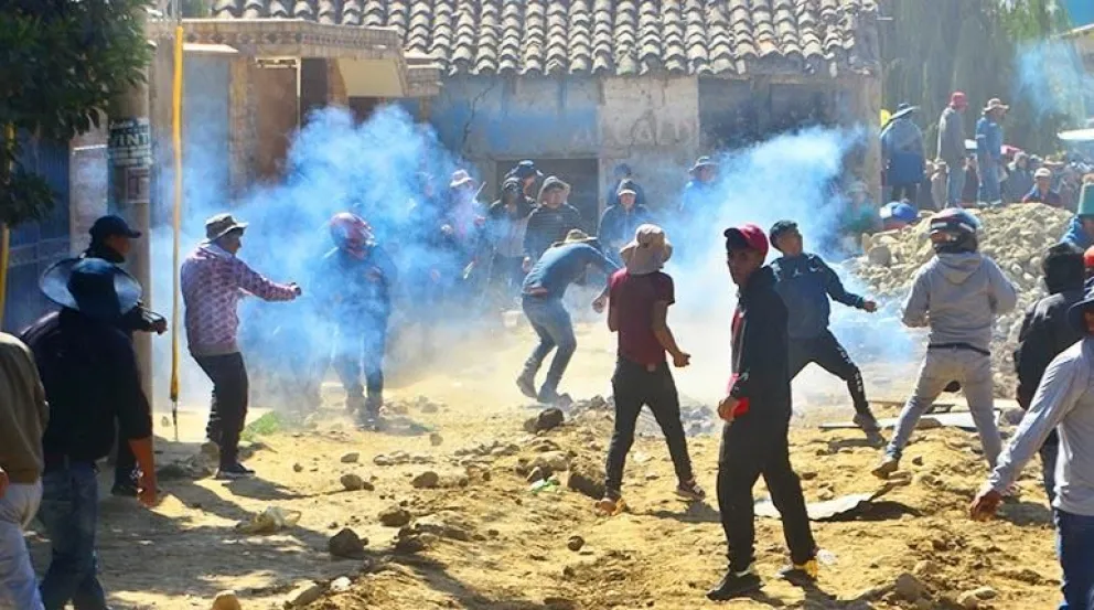 El enfrentamiento entre pobladores de Vinto y Quillacollo. Foto: Daniel James / Los Tiempos