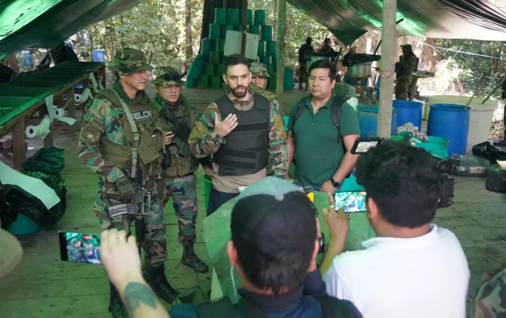 El ministro Del Castillo informa a la prensa. Foto: Facebook de la autoridad 