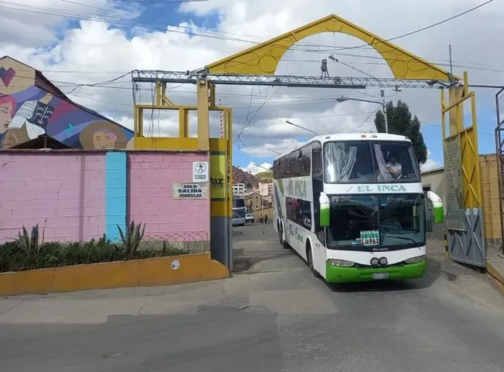 Un bus sale de la Terminal de Buses de La Paz. Foto: AMUN