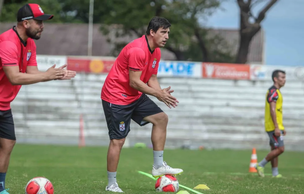 El DT Marinangeli (centro) dirige el entrenamiento de Real. Foto: club Real Santa Cruz