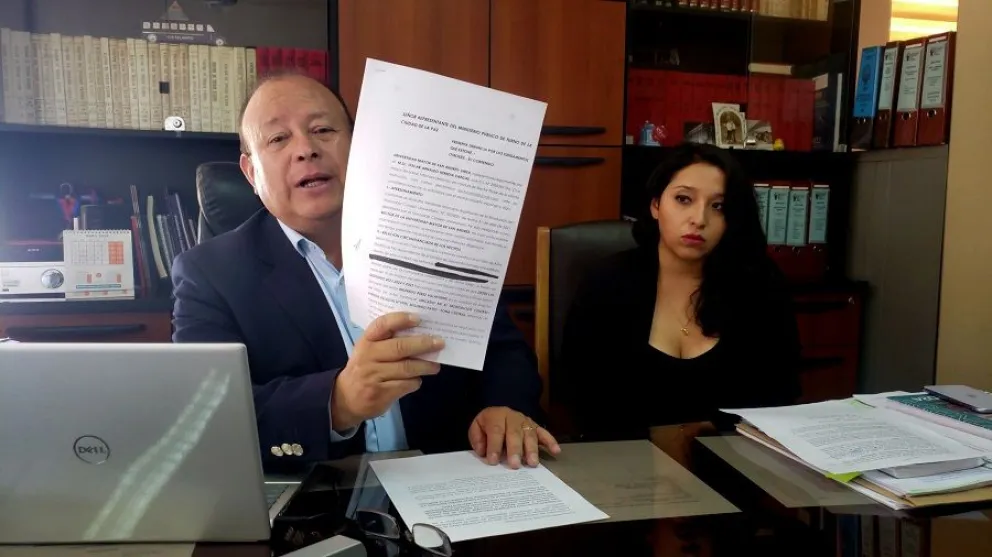 El jefe del Departamento de Asesoría Jurídica de la UMSA, Yuri Tirado Villarroel, muestra la denuncia. Foto: Carlos Quisbert