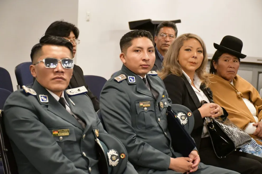 Los subtenientes López y Condori hoy en el Senado. Foto: Cámara de Senadores