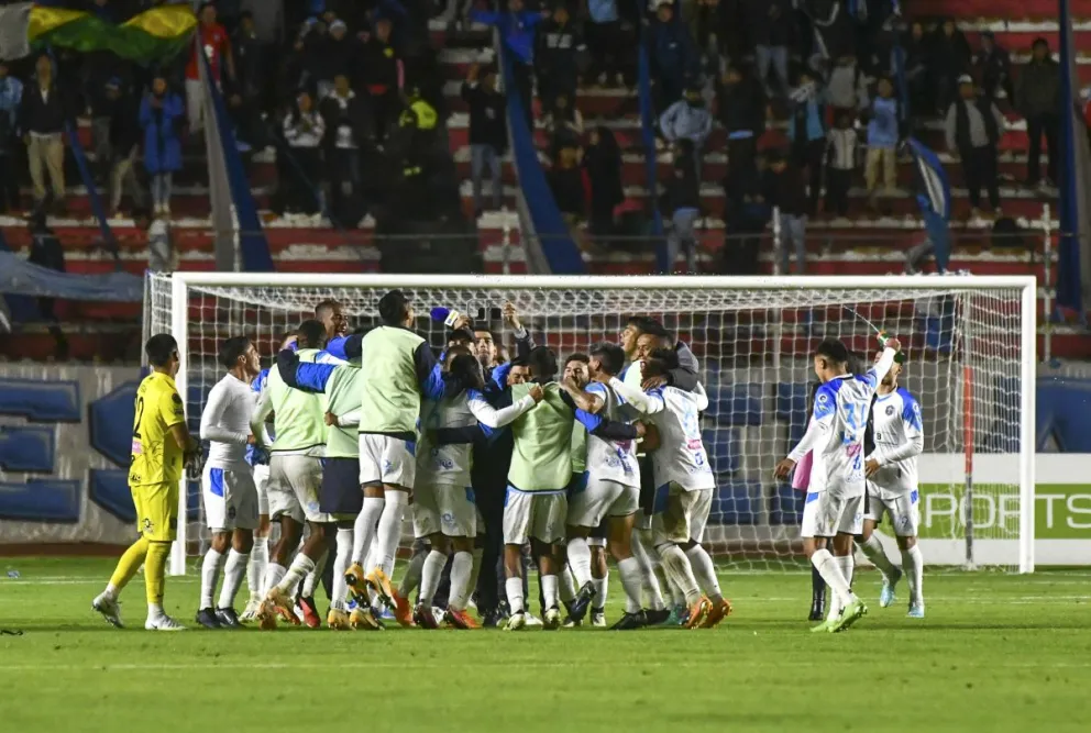 Jugadores de San Antonio celebran su pase a semifinales tras eliminar a Bolívar. Foto: APG.
