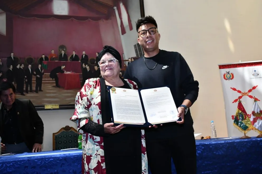 Moscoso (der.) con la senadora Salame y su Declaración Camaral. Foto: APG.