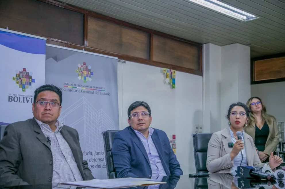 La presidenta de YLV, Karla Calderón, el ministro de Hidrocarburos, Franklin Molina y el procurador César Siles, explicaron el daño económico por fallas en piscinas de litio. Foto: Ministerio de Hidrocarburos