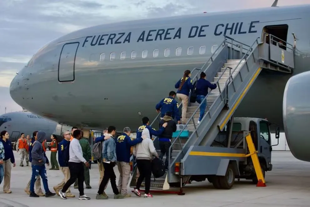 El avión de la Fuerza Aérea Chilena para devolver a sus países a los deportados. Foto: La Tercera