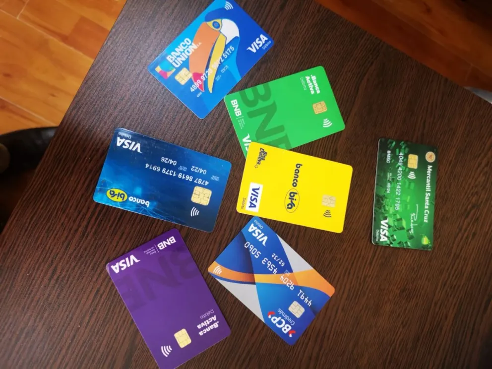 El uso de tarjetas de débito y de crédito para realizar pago de servicios, consumo, compra de productos y retiro de dinero se masifica en el país. Foto: Marco Belmonte