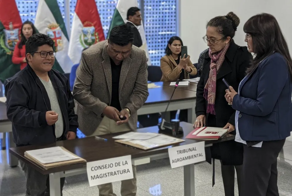 La Comisión Mixta de Justicia Plural recibe las preguntas y respuestas, para la fase de evaluación. Foto: APG