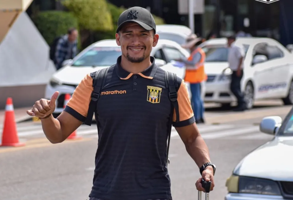 Álvaro Quiroga, con el pulgar arriba, al salir del aeropuerto de Cochabamba. Foto: club The Strongest
