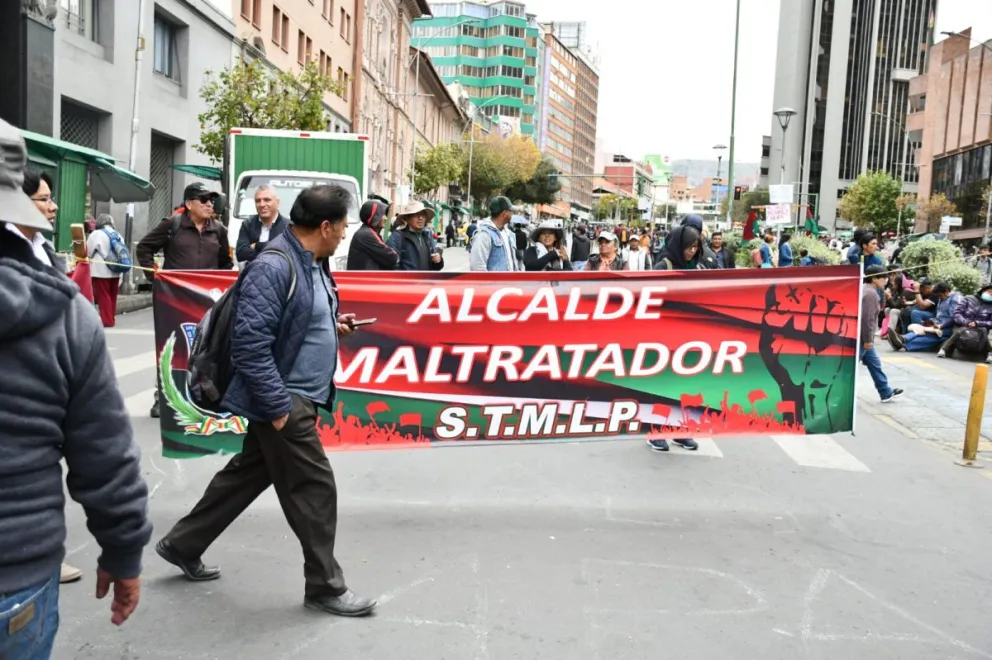 Cerca de la Obelisco, decenas de trabajadores ediles obstaculizan el tránsito de vehículos. Foto. APG
