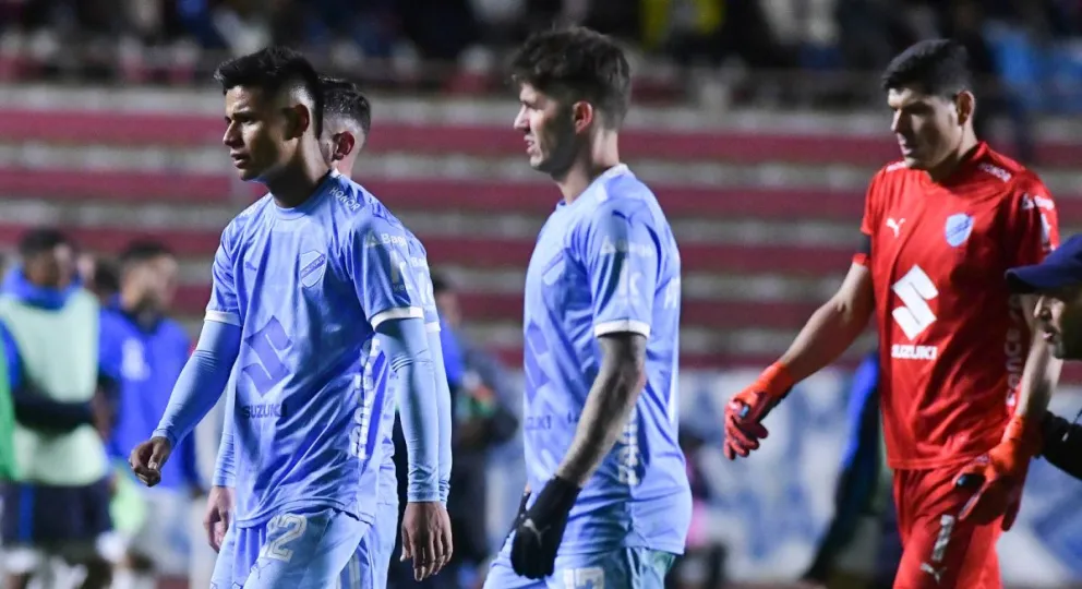 Jugadores de Bolívar se retiran tras su eliminación del Apertura. Foto: APG.