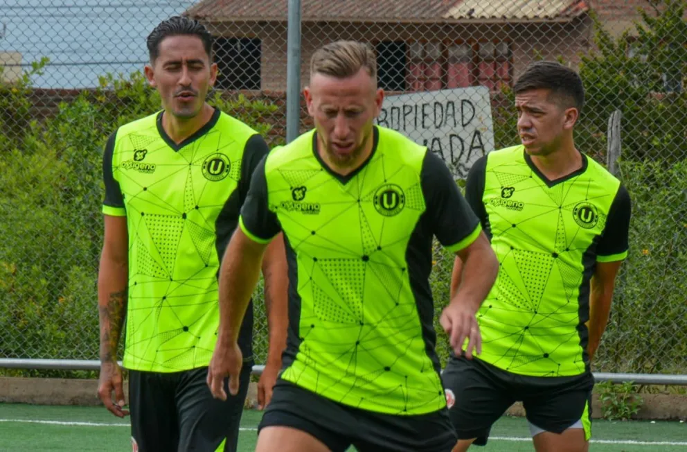 Llano, Lencinas y Núñez jugadores de Universitario de Vinto. Foto: prensa U de Vinto