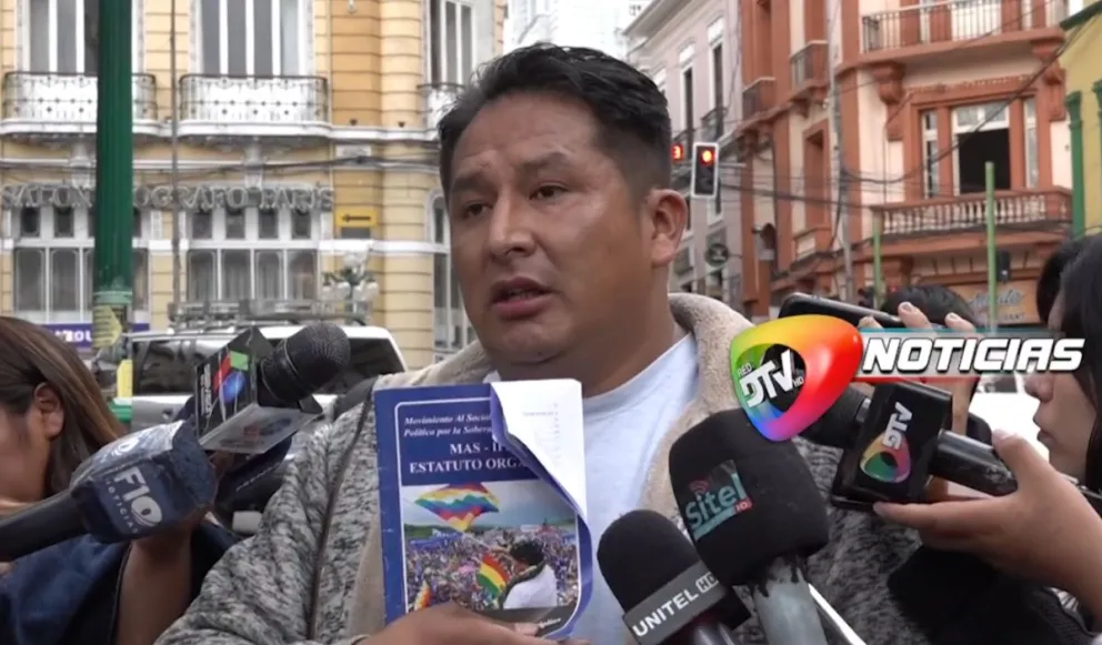 Enrique Mamani, dirigente intercultural afín al expresidente Morales, en contacto con la prensa. Foto: Captura DTV