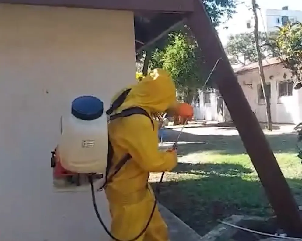 Labores de prevención y desinfección en la Uagrm.    Foto: Captura DTV