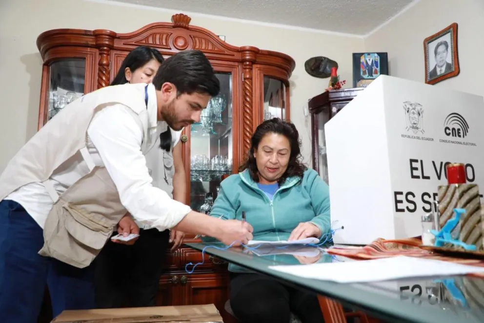 Ciudadanos ecuatorianos mientras votan por adelantado el referéndum convocado por Noboa. Foto:  EFE/ Consejo Nacional Electoral