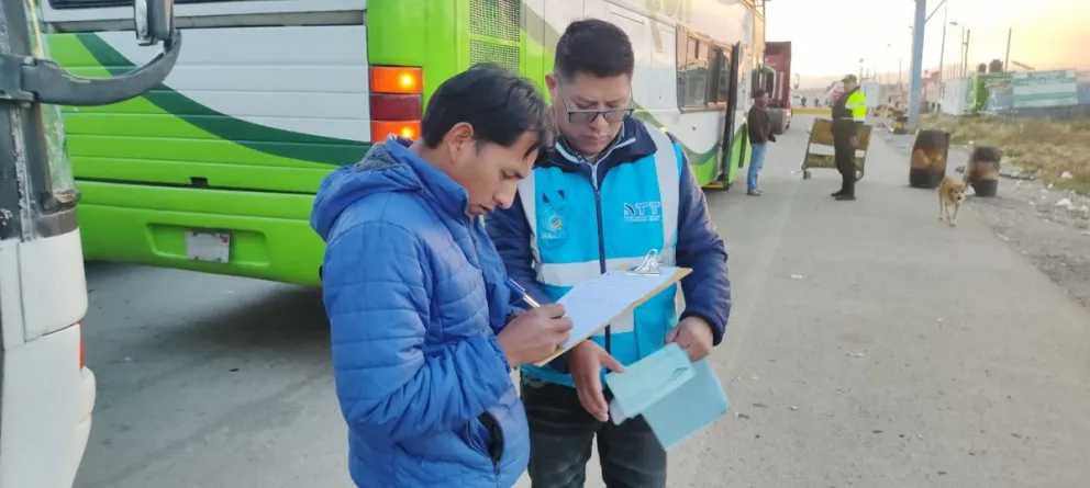 Un funcionario realiza el control respectivo. Foto: ATT.