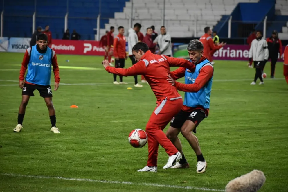 Gustavo Cristaldo domina el balón en una práctica del plantel potosino. Foto Nacional Potosí