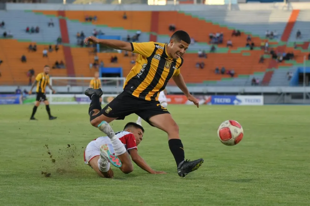 Un partido muy accidentado se jugó en el Félix Capriles entre la U y The Strongest. Foto: APG