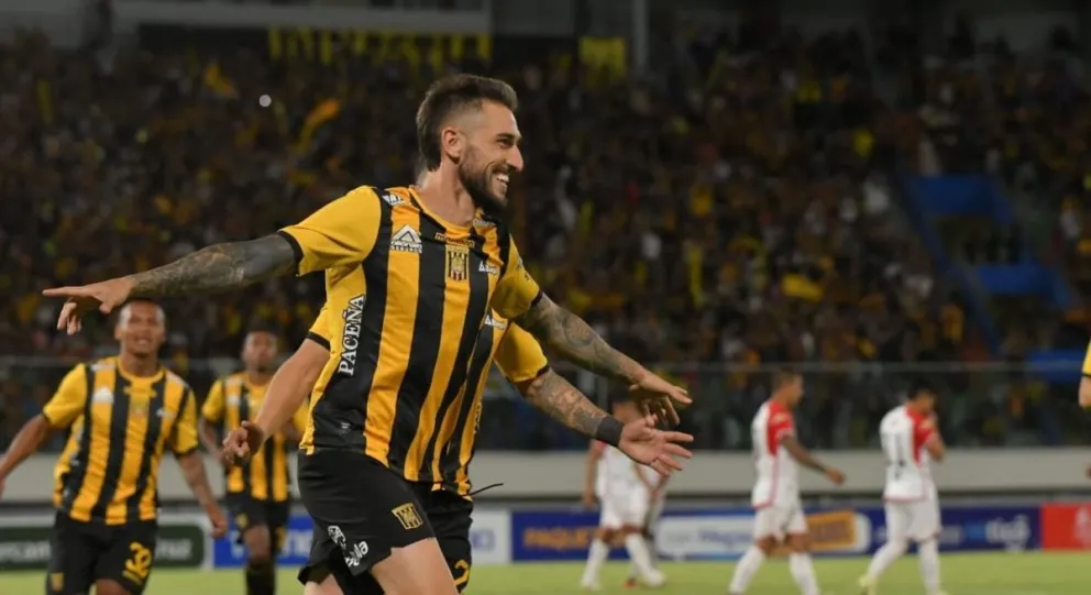 Ursino festeja su gol, el de la victoria del Tigre contra FC Universitario en Cochabamba. Foto: APG