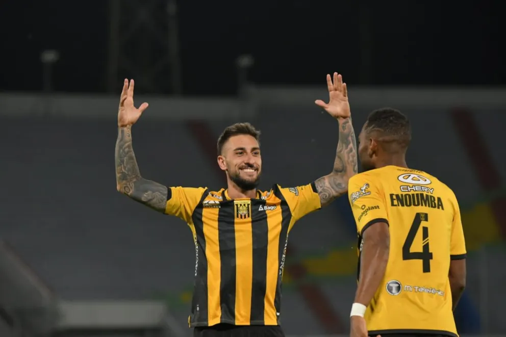 Luciano Ursino celebra su gol con Enoumba. Foto APG