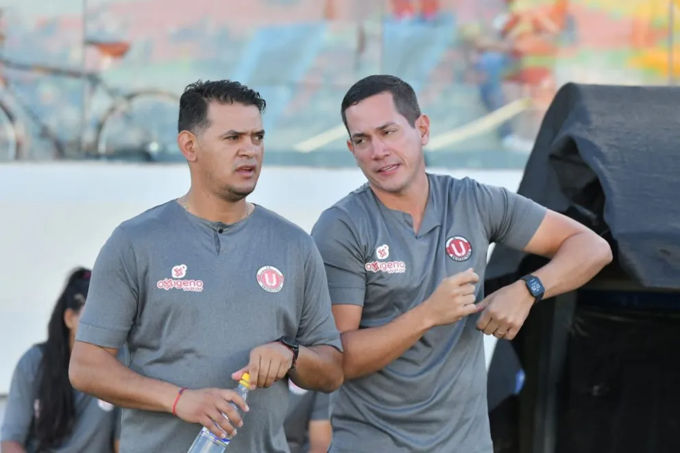 Pablo Godoy junto a su asistente, comentan el desarrollo del lance. Foto APG