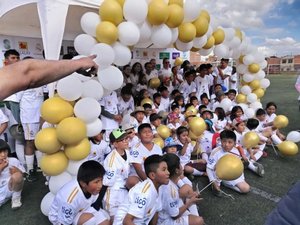 Los niños junto a los ejecutivos de Soboce y la Fundación Alalay. Foto Sports 360