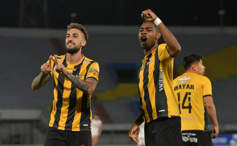 Enoumba (der.) junto a Ursino festejan el tanto del triunfo ante Universitario de Vinto. Foto: APG