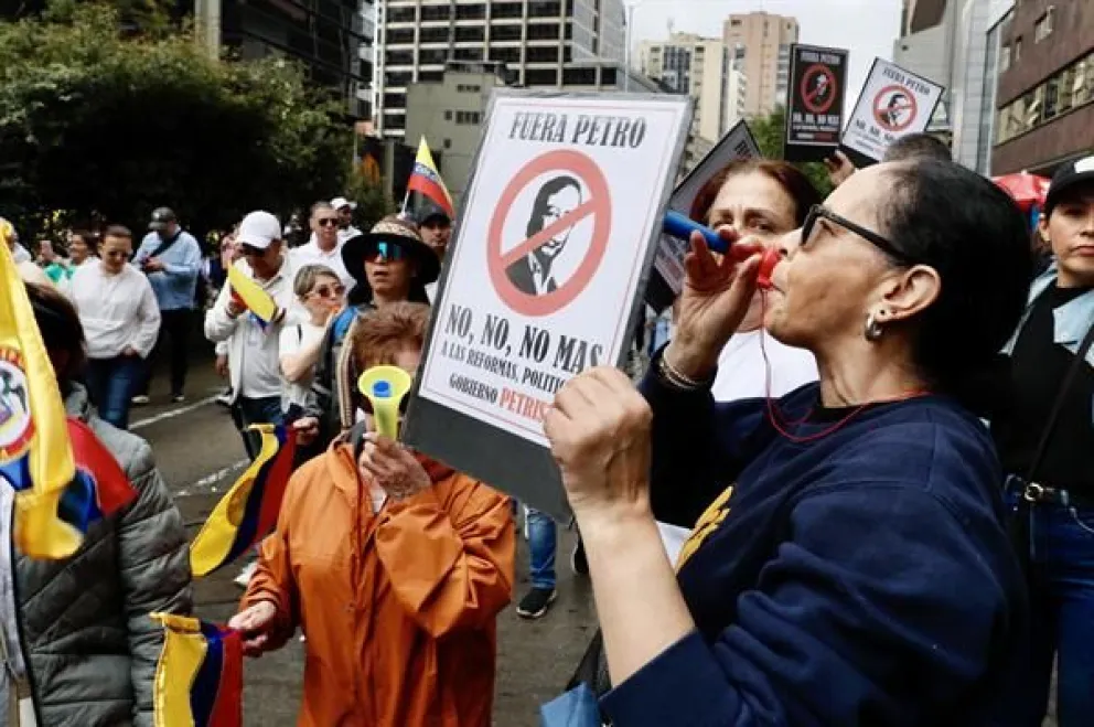 Manifestantes opositores al gobierno de Gustavo Petro participan en una jornada de protesta en las calles de Bogotá (Colombia). Foto: EFE/ Carlos Ortega