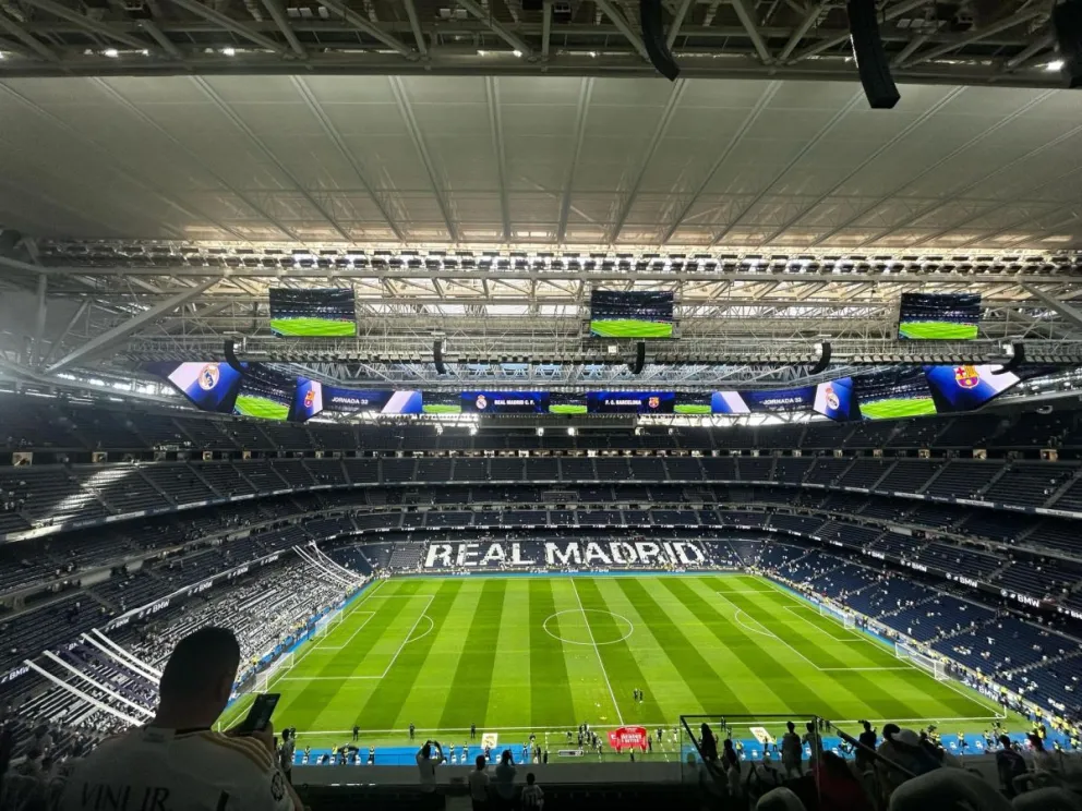 Una panorámica que muestra al remodelado estadio del Real Madrid. Foto EFE