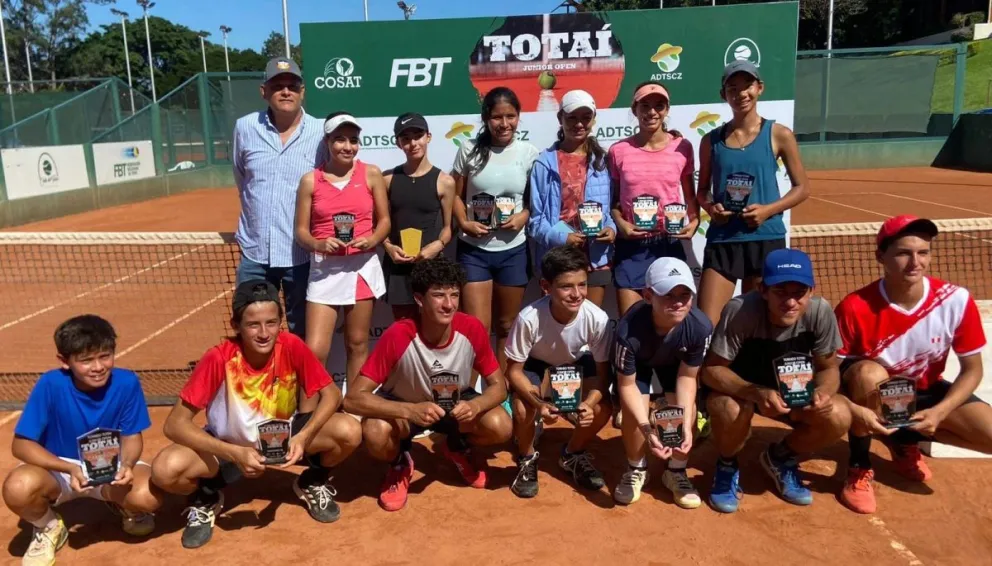Algunos de los campeones en los torneos cruceños. Foto: Asociación Departamental de Tenis Santa Cruz.