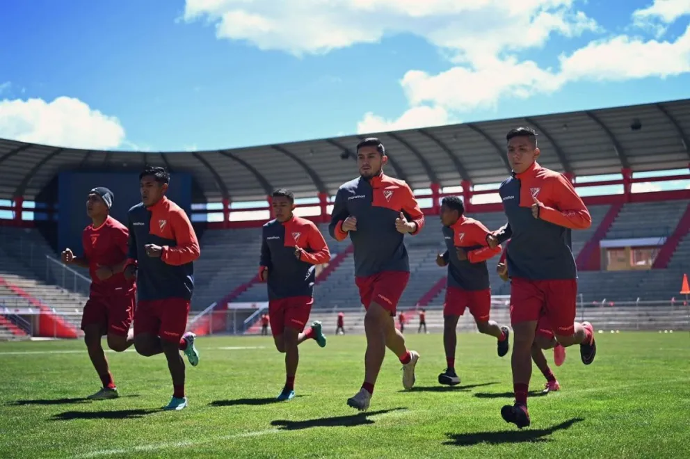 Los jugadores del primer plantel de Always Ready, en el trabajo en Villa Ingenio. Foto Always Ready