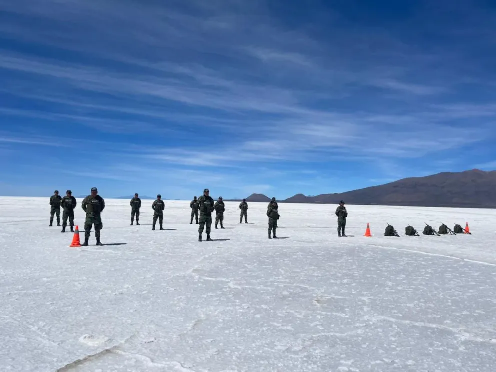 Policías cumplen una jornada de preparación física en el Salar. Fotos: @EDelCastilloDC