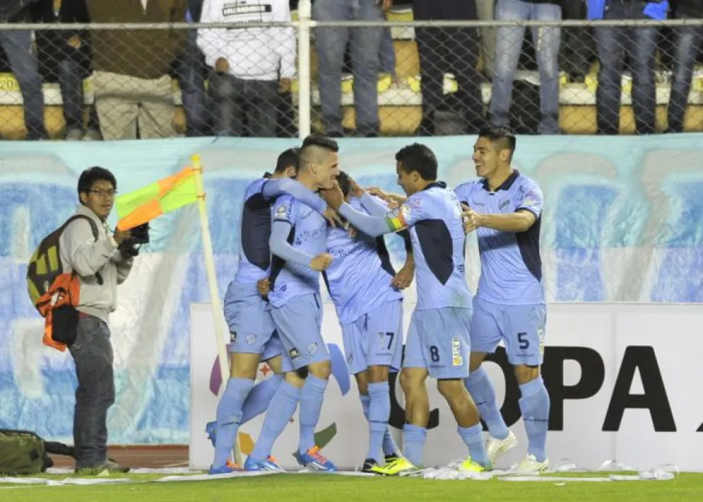 Las felicitaciones de los jugadores de Bolívar a su goleador Juan Carlos arce. Foto: Conmebol. 