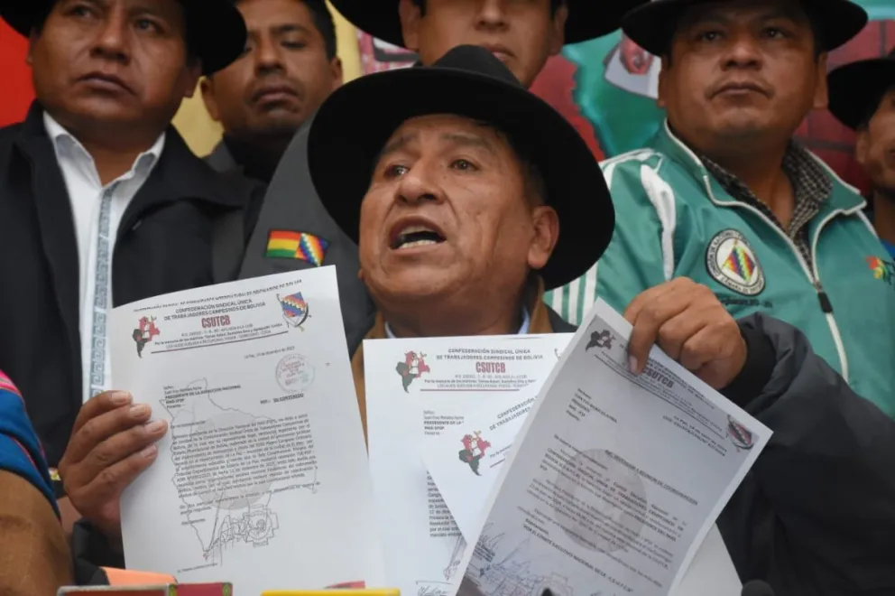 Lucio Quispe muestra documentos que legitiman el congreso "arcista". Foto: APG