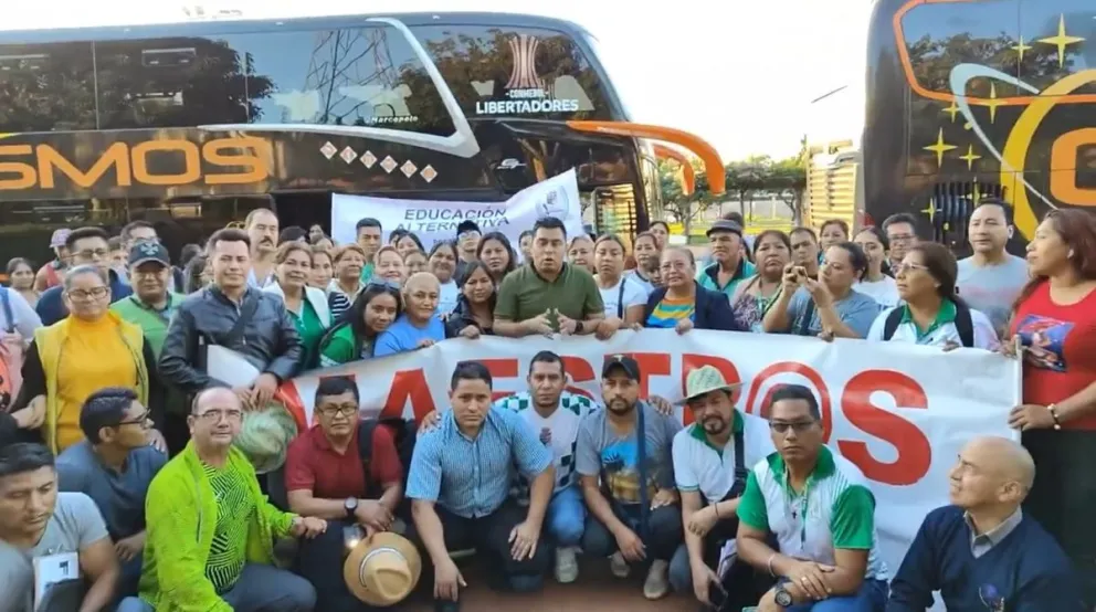 La delegación de maestros de Santa Cruz partió por la tarde rumbo a La Paz.  FOTO: Captura FMUSC