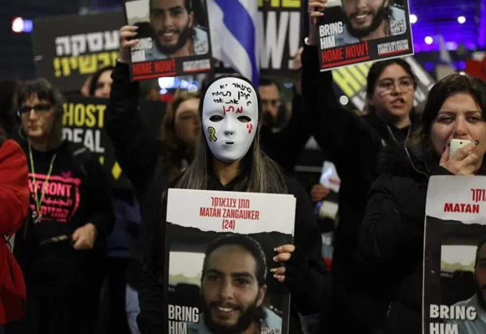 Familiares y amigos de los rehenes israelíes en poder de Hamás participan en una protesta contra el Gobierno del primer ministro Netanyahu en Tel Aviv, en una imagen de archivo. Fotos: EFE/ATEF SAFADI
