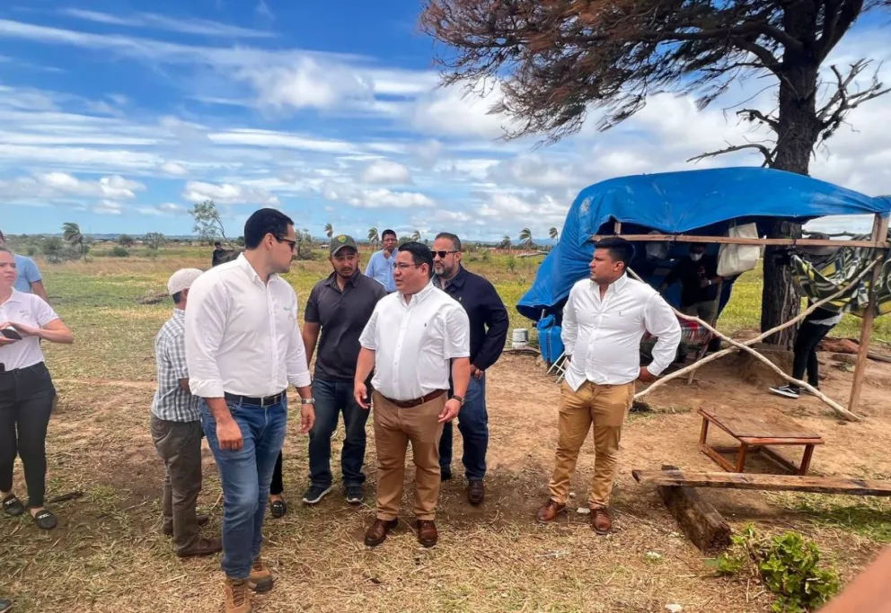 Autoridades inspeccionan un predio avasallado en Santa Cruz. Foto: ABI