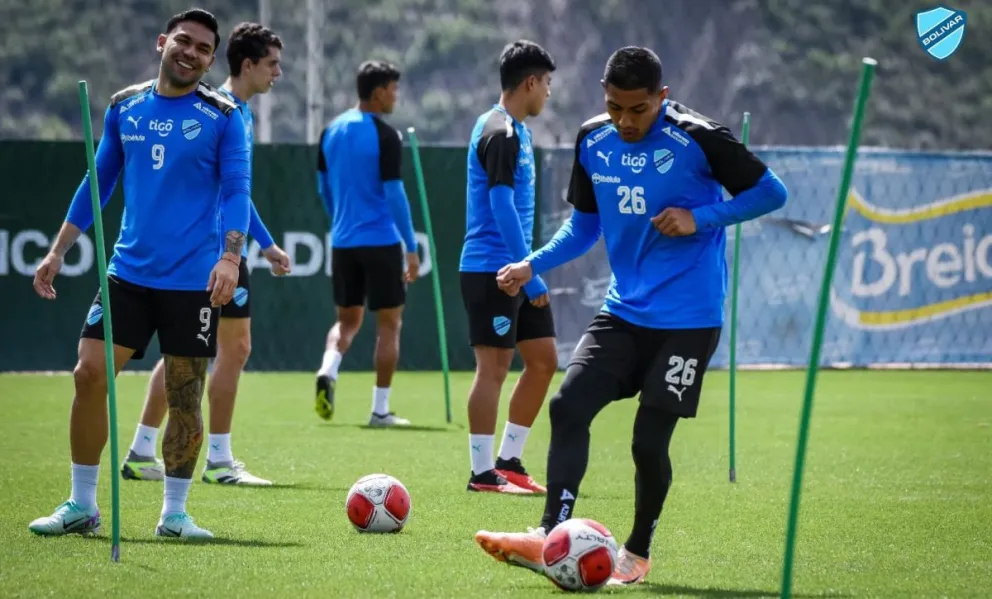 Saavedra (der.) y Algarañaz en una práctica celeste. Foto: Club Bolívar.