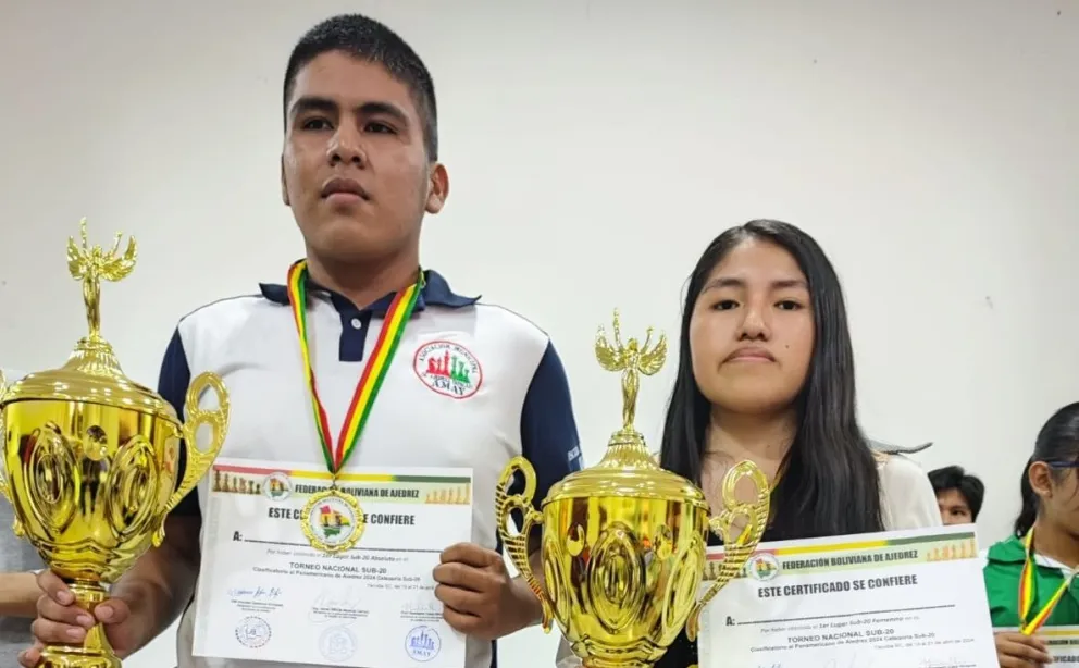 Limpias (izq.) y Velásquez con sus trofeos del Nacional Sub-20. Foto: Federación Boliviana de Ajedrez.