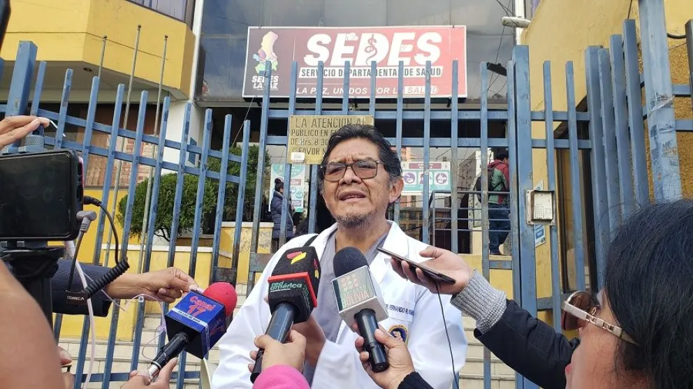 El secretario general del Sirmes, La Paz, Fernando Romero, declaró en puertas del Sedes. Foto: Carlos Quisbert