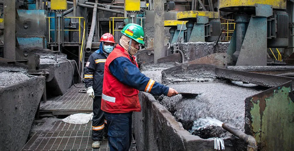 Trabajadores de la Empresa Minera Colquiri procesan el mineral extraído del socavón. Foto: Empresa Minera Colquiri.