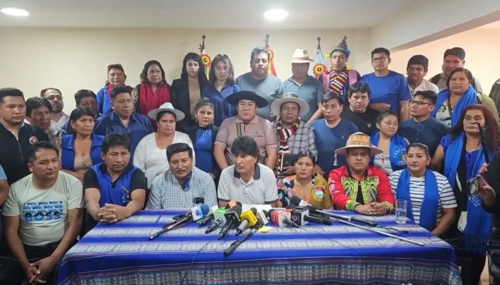 Evo Morales, líder del MAS, en contacto con la prensa, este lunes. Foto: Cuenta de X de diputado Héctor Arce