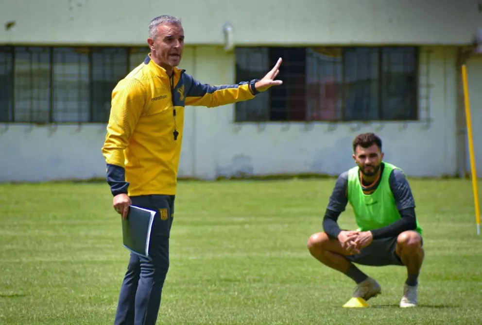 El entrenador del Tigre Pablo Lavallén y el goleador Enrique Triverio en una práctica anterior. Foto: club The Strongest