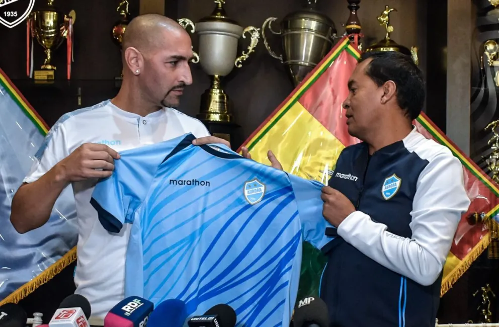 Orteman y Cornejo posan la camiseta durante la presentación. Foto: club Aurora