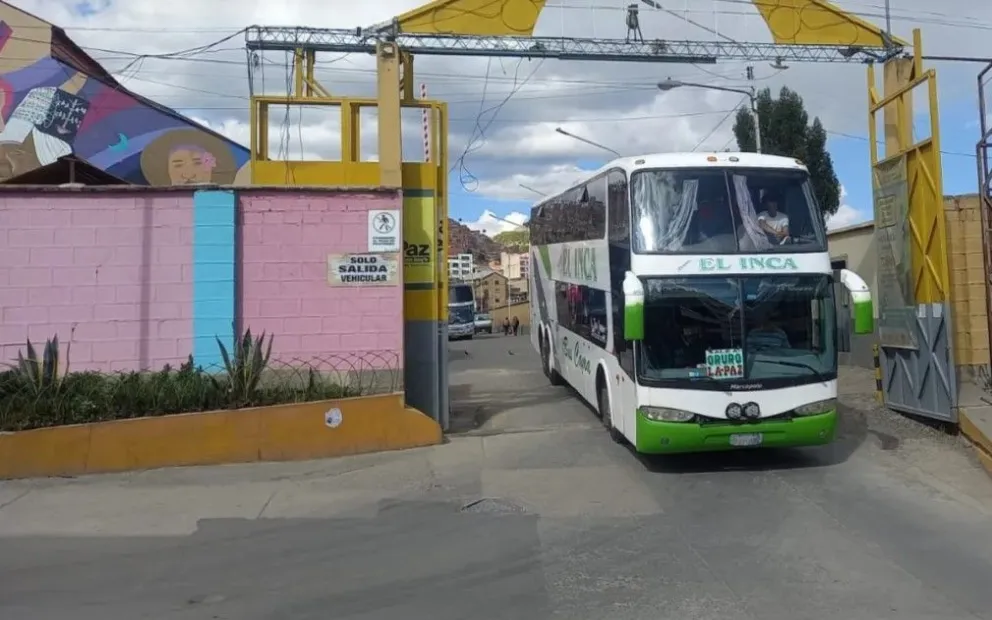Una de las puertas de la Terminal de Buses de La Paz. Foto: GAMLP