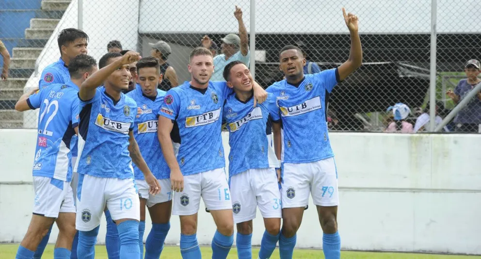 El festejo de los jugadores de San Antonio por uno de los goles contra Independiente. Foto: APG 