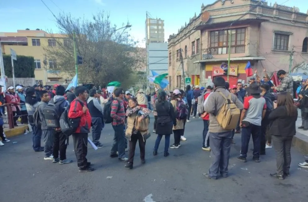 Maestros se concentraron en inmediaciones de la Universidad Mayor de San Andrés (UMSA) Foto: APG.