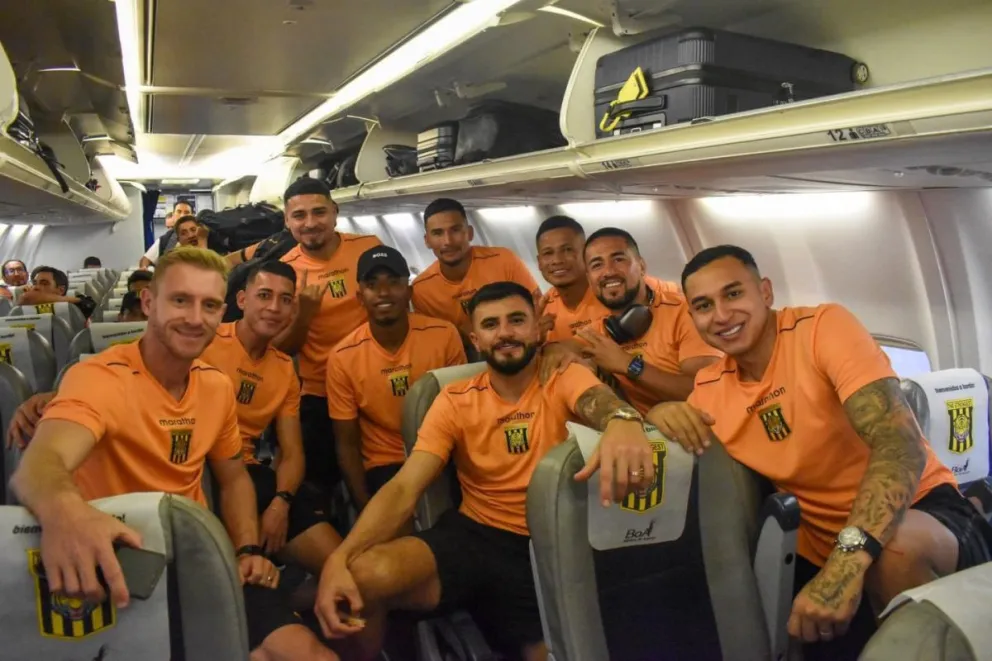 Jugadores de The Strongest en la nave que los transporta ala ciudad chilena de Concepción. Foto: The Strongest.