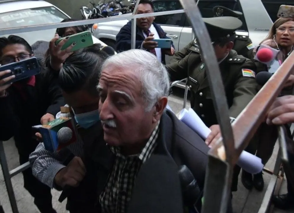 La exautoridad Alberto Echazú ingresa a las celdas policiales de la FELCC. Foto: APG