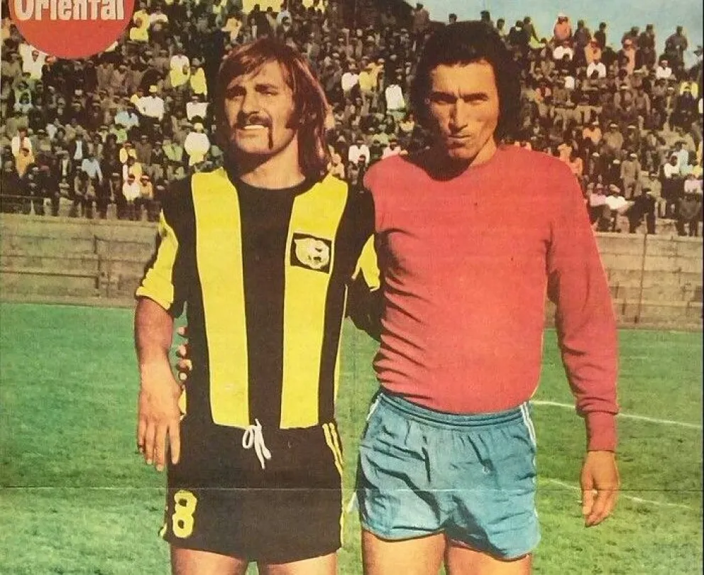 Ricardo Fontana junto a Spedaletti de Unión Española en el partido que se jugó en el Hernando Siles en 1975. Foto: colección Julio Mamani Ticona